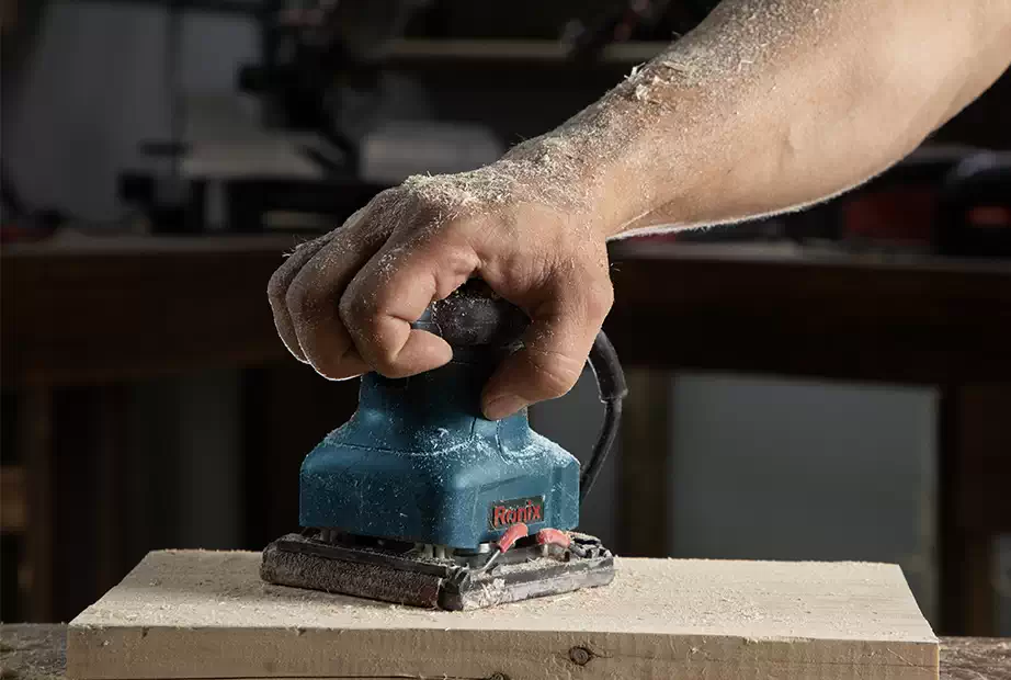 Using Ronix 6402 palm sander on wood