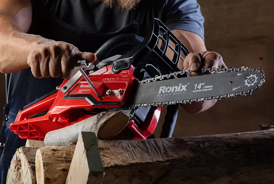 Checking a chainsaw's chain before use