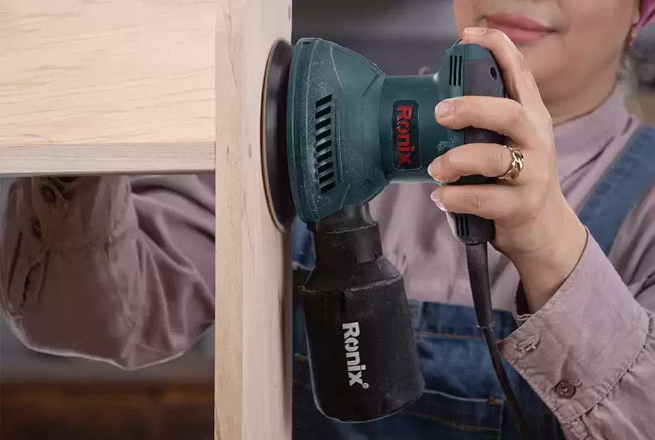 Using a Ronix sander on the DIY wooden shelf